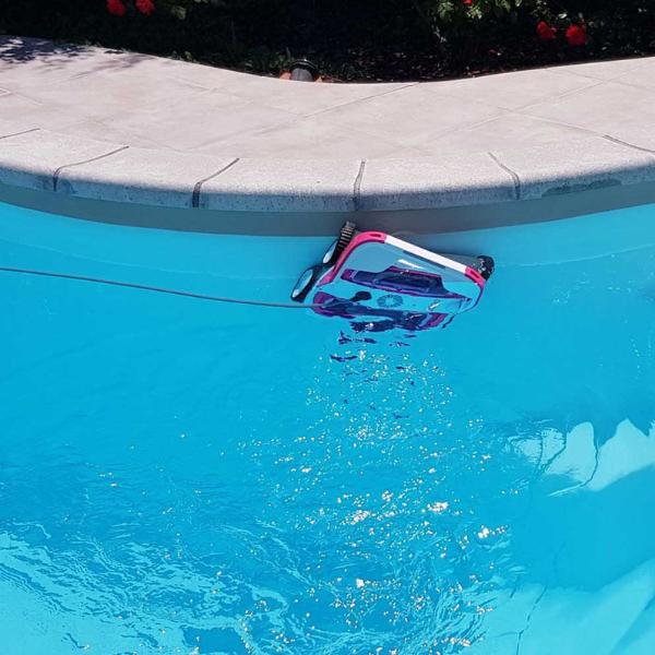 BWT B200PLUS ROBOT POOL CLEANER BWT B200PLUS ROBOT POOL CLEANER